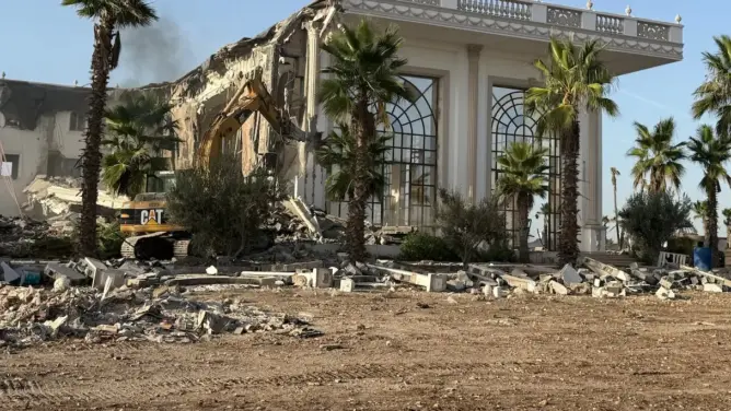 سقوط جرافة أثناء استكمال هدم “الكريملن” يستنفر سلطات بوسكورة