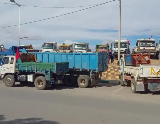 أرباب شاحنات بالريش يحتجون على “تعسفات” منسوبة للدرك ويطالبون بالتحقيق