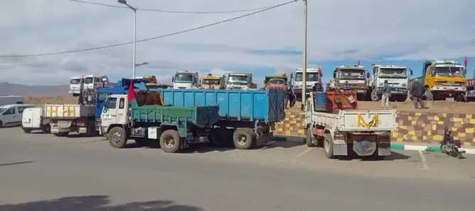 أرباب شاحنات بالريش يحتجون على “تعسفات” منسوبة للدرك ويطالبون بالتحقيق