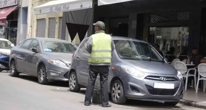 أمن مراكش يشن حملة واسعة ضد “أصحاب الجيليات الصفراء” ويوقف 34 حارسا وهميا
