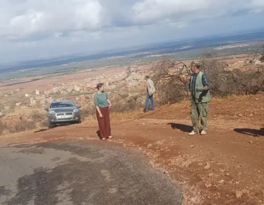 سائح إنجليزي ينقذ سائقا بعد انزلاق سيارته بمنعرجات بني عياط ضواحي أزيلال (صور)