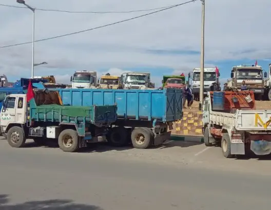 اتفاق يرفع اعتصام أرباب شاحنات الريش.. وتحقيق قضائي في اتهامات ضد قائد الدرك