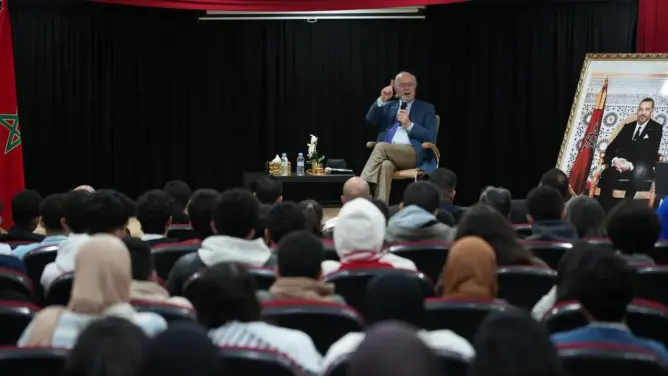 معنينو يحاضر حول جذور مشروع الحكم الذاتي ومسار استكمال الوحدة الترابية