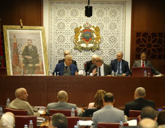 الأغلبية البرلمانية تقترح تقييد استفادة المستقلين من الدعم وتشديد عقوبة الإشاعات الانتخابية 