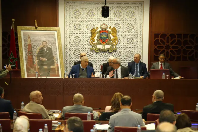 الأغلبية البرلمانية تقترح تقييد استفادة المستقلين من الدعم وتشديد عقوبة الإشاعات الانتخابية 