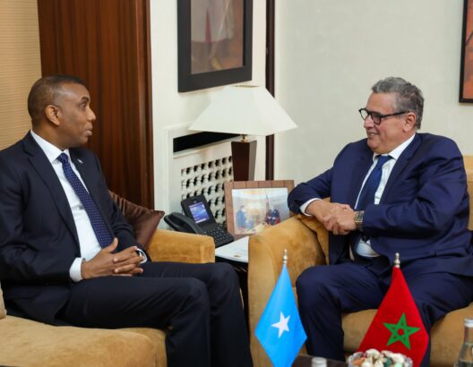 أجرى رئيس الحكومة، عزيز أخنوش، اليوم الخميس بالرباط، مباحثات مع نظيره الصومالي، حمزة عبدي بري، تركزت حول سبل الارتقاء بالعلاقات التاريخية بين البلدين وتطوير التعاون في مختلف المجالات.