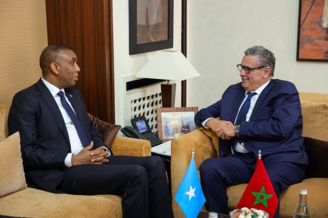 أجرى رئيس الحكومة، عزيز أخنوش، اليوم الخميس بالرباط، مباحثات مع نظيره الصومالي، حمزة عبدي بري، تركزت حول سبل الارتقاء بالعلاقات التاريخية بين البلدين وتطوير التعاون في مختلف المجالات.