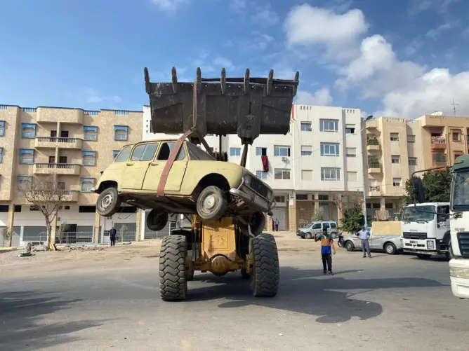 وزير الداخلية يؤكد التصدي لظاهرة السيارات المتخلى عنها في الفضاءات العمومية