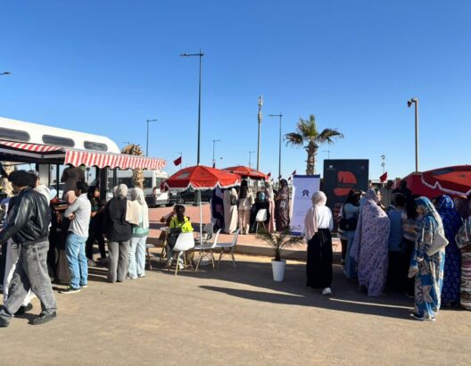 "مانسكتوش على العنف".. قافلة تحط الرحال بالعيون للتصدي لـ"الجائحة الرقمية" ضد النساء