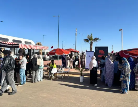 "مانسكتوش على العنف".. قافلة تحط الرحال بالعيون للتصدي لـ"الجائحة الرقمية" ضد النساء