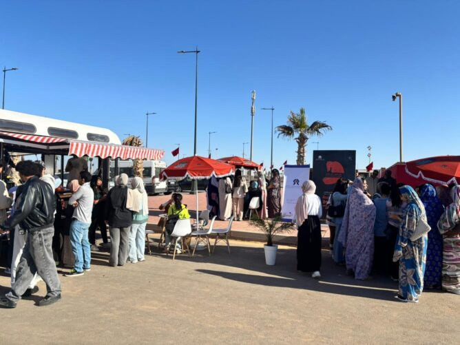 "مانسكتوش على العنف".. قافلة تحط الرحال بالعيون للتصدي لـ"الجائحة الرقمية" ضد النساء