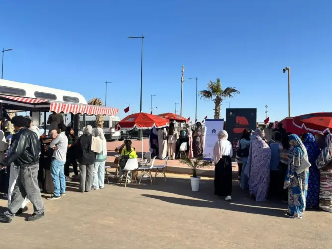 "مانسكتوش على العنف".. قافلة تحط الرحال بالعيون للتصدي لـ"الجائحة الرقمية" ضد النساء