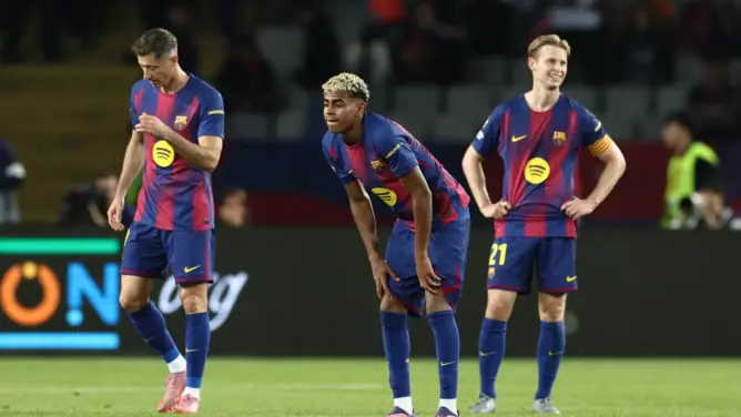 لامين جمال لاعب نادي برشلونة