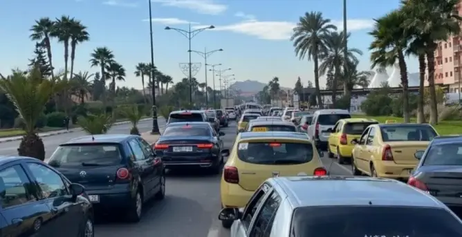 مراكش تختنق مروريا.. مطالب بفتح محاور جديدة تفاديا لـ”سكتة مرورية” في التظاهرات العالمية