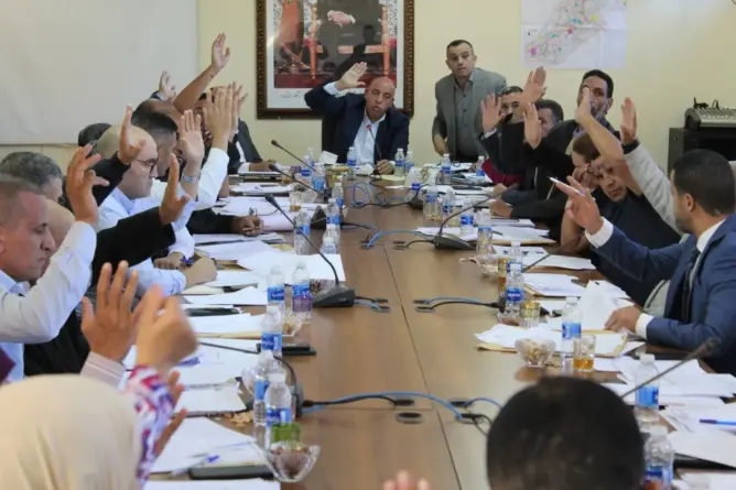 رئيس جماعة أزيلال ينفي سوء التدبير ويكشف تفاصيل المشاريع
