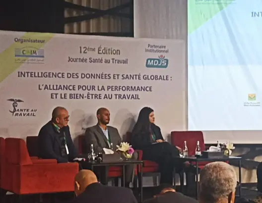 خبراء يحذرون: بيئات العمل أصبحت مولدة للتوتر و”السمنة المعلوماتية” تضاعف الإرهاق النفسي