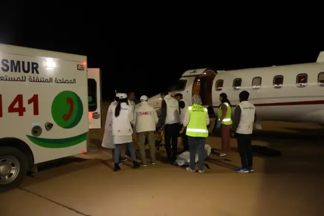 نقل مريض في وضعية حرجة عبر الطائرة من الراشيدية إلى مركز الحروق بطنجة (صور)