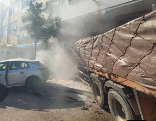 خلفت قتلى وجرحى.. شاحنة محملة بمواد البناء تقتحم بنايتين بالفنيدق