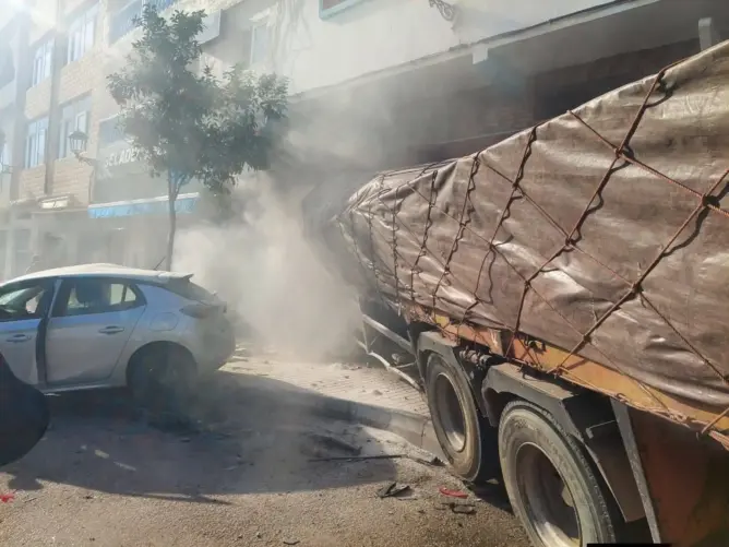 خلفت قتلى وجرحى.. شاحنة محملة بمواد البناء تقتحم بنايتين بالفنيدق