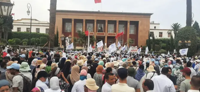 جامعة الصحة تحتج أمام البرلمان للمطالبة بمراجعة القوانين وحماية الأجور