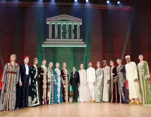 القفطان المغربي يفرض هويته عالمياً… وفشل المحاولات الجزائرية يفضح المناورات
