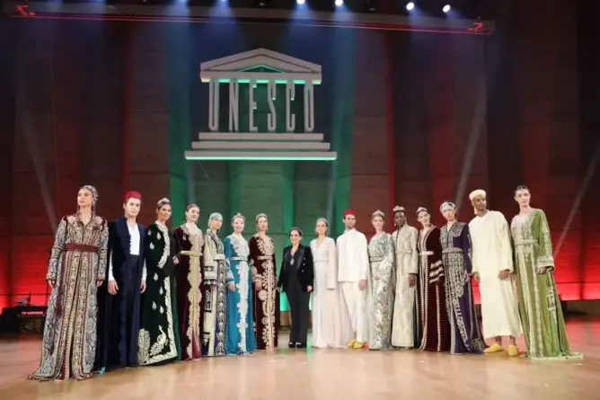 القفطان المغربي يفرض هويته عالمياً… وفشل المحاولات الجزائرية يفضح المناورات