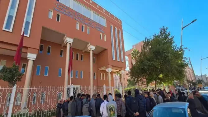 طلبة موظفون وأجراء يحتجون ضد رسوم التسجيل بجامعة السلطان مولاي سليمان