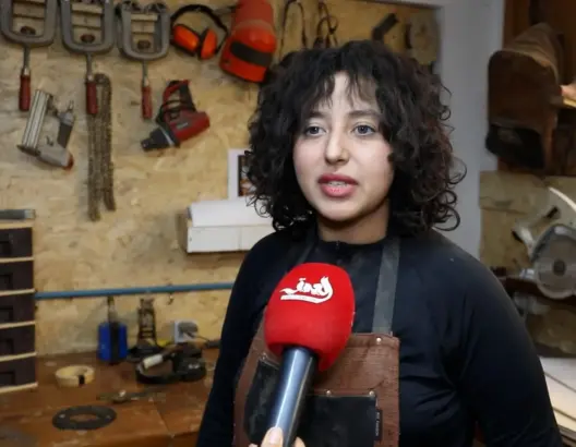 “مدام بوا”.. حين تتولى شابة مغربية نحت مسارها وسط هدير المناشير (بورتريه)