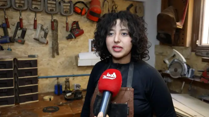 “مدام بوا”.. حين تتولى شابة مغربية نحت مسارها وسط هدير المناشير (بورتريه)