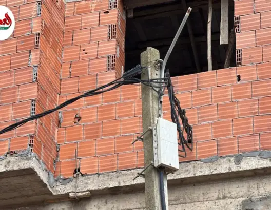 خيط خارجي يخترق واجهة منزل بإثنين شتوكة