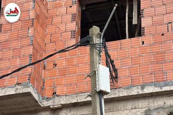 خيط خارجي يخترق واجهة منزل بإثنين شتوكة