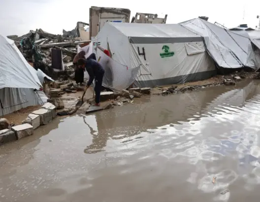 سيول الأمطار تبتلع خيام النازحين في غزة وتودي بحياة 11 شخصا