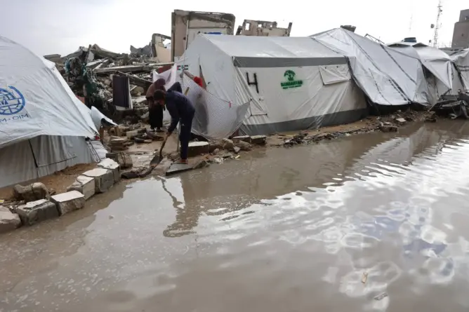 سيول الأمطار تبتلع خيام النازحين في غزة وتودي بحياة 11 شخصا