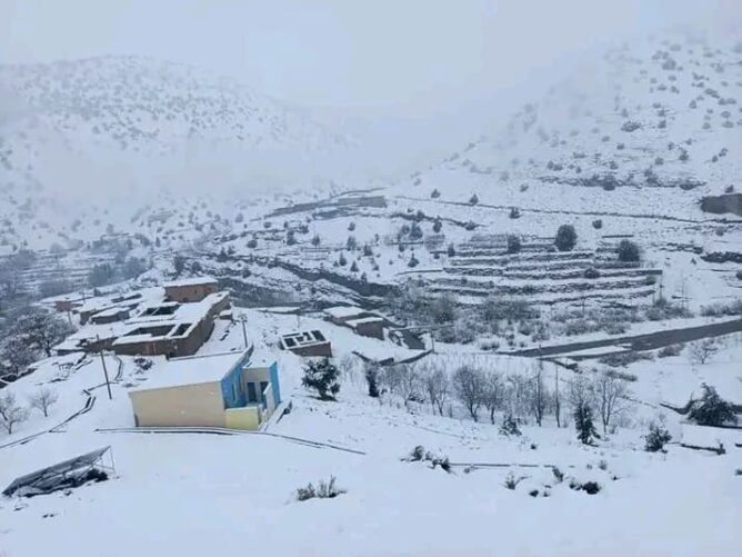 تساقطات ثلجية كثيفة تشل الحركة وتعمق عزلة دواوير بورزازات وتنغير