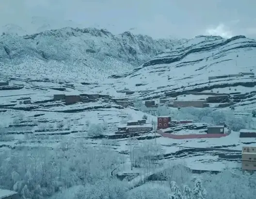 الثلوج تحاصر مريضا خمسينيا بـ“أوزيغيمت” نواحي تنغير.. ومطالب بتدخل جوي عاجل