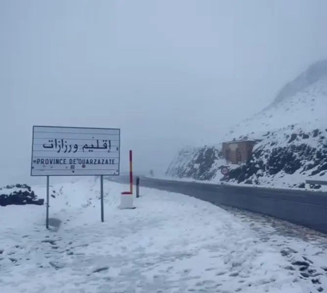 كثافة الثلوج تتسبب في إغلاق ممر “تيشكا” بين ورزازات ومراكش