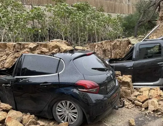 سلا .. سقوط سور قديم بتابريكت بفعل الرياح والأمطار يلحق خسائر بسيارات مواطنين