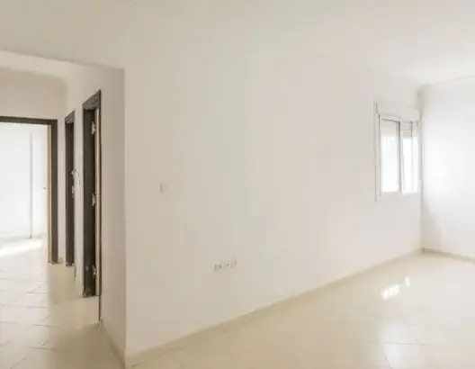 كاش ورهون ومنع التفويت.. “بارون” عقاري ببوسكورة يسابق الزمن لتسليم شقق محاصرة بقيود بنكية وإدارية