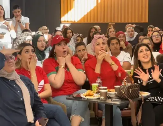 انقطاع البث وغياب التجهيزات.. مشجعو المنتخب بالبيضاء يشتكون “النصب” في مناطق التشجيع