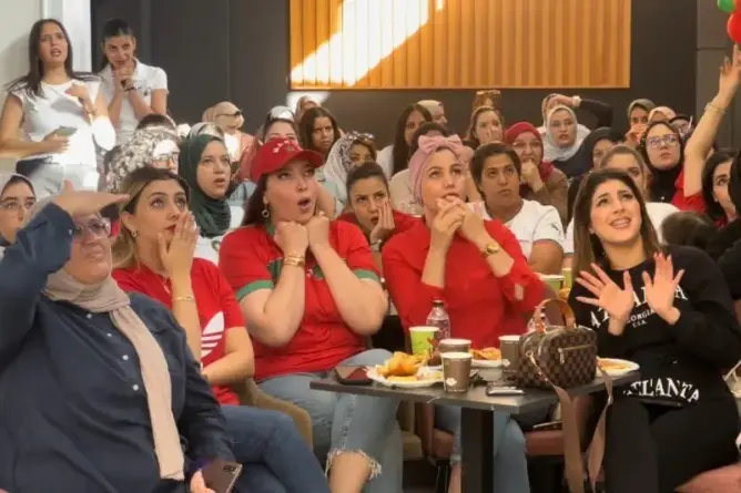 انقطاع البث وغياب التجهيزات.. مشجعو المنتخب بالبيضاء يشتكون “النصب” في مناطق التشجيع