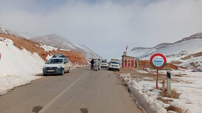 الثلوج تقطع الطريق رقم 12 بين تنغير وإملشيل