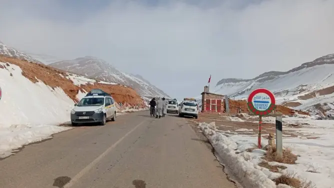 الثلوج تقطع الطريق رقم 12 بين تنغير وإملشيل