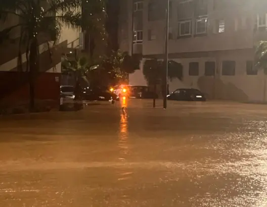 الأمطار الغزيرة تحول حي سعيد حجي بسلا إلى برك مائية تغمر الشوارع والسيارات وتربك حركة السير