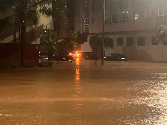 الأمطار الغزيرة تحول حي سعيد حجي بسلا إلى برك مائية تغمر الشوارع والسيارات وتربك حركة السير