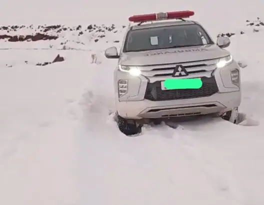 الثلوج تحاصر سيدة في وضع حرج بأزيلال.. وعائلتها تطالب بتدخل جوي لإنقاذ حياتها