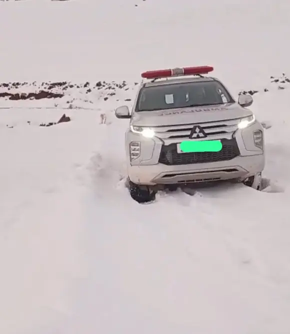 الثلوج تحاصر سيدة في وضع حرج بأزيلال.. وعائلتها تطالب بتدخل جوي لإنقاذ حياتها