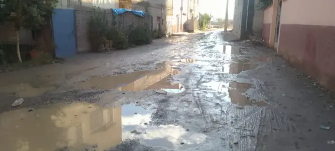 دوار “العربي بن بوزيد” بضواحي مراكش .. شتاء بنكهة المعاناة في أزقة تغرقها الأوحال