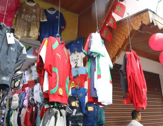 رواج تجاري استثنائي بـ "لكزا".. كأس إفريقيا يُنعش سوق الأقمصة الرياضية بالرباط