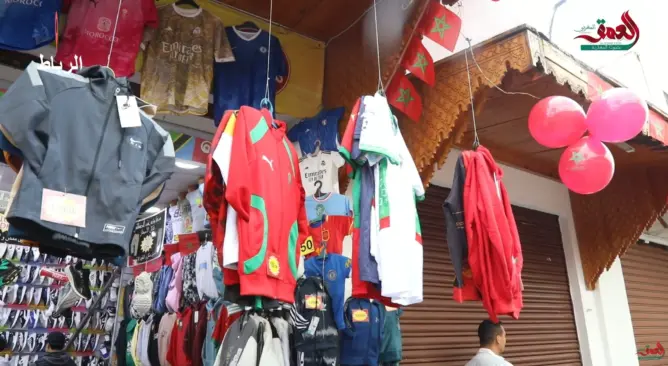 رواج تجاري استثنائي بـ "لكزا".. كأس إفريقيا يُنعش سوق الأقمصة الرياضية بالرباط