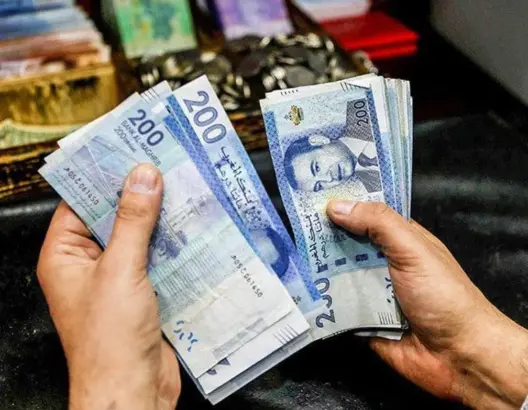 تنامي “الكاش” يفاقم عجز السيولة.. الأبناك المغربية بحاجة 128,9 مليار درهم مع نهاية 2025